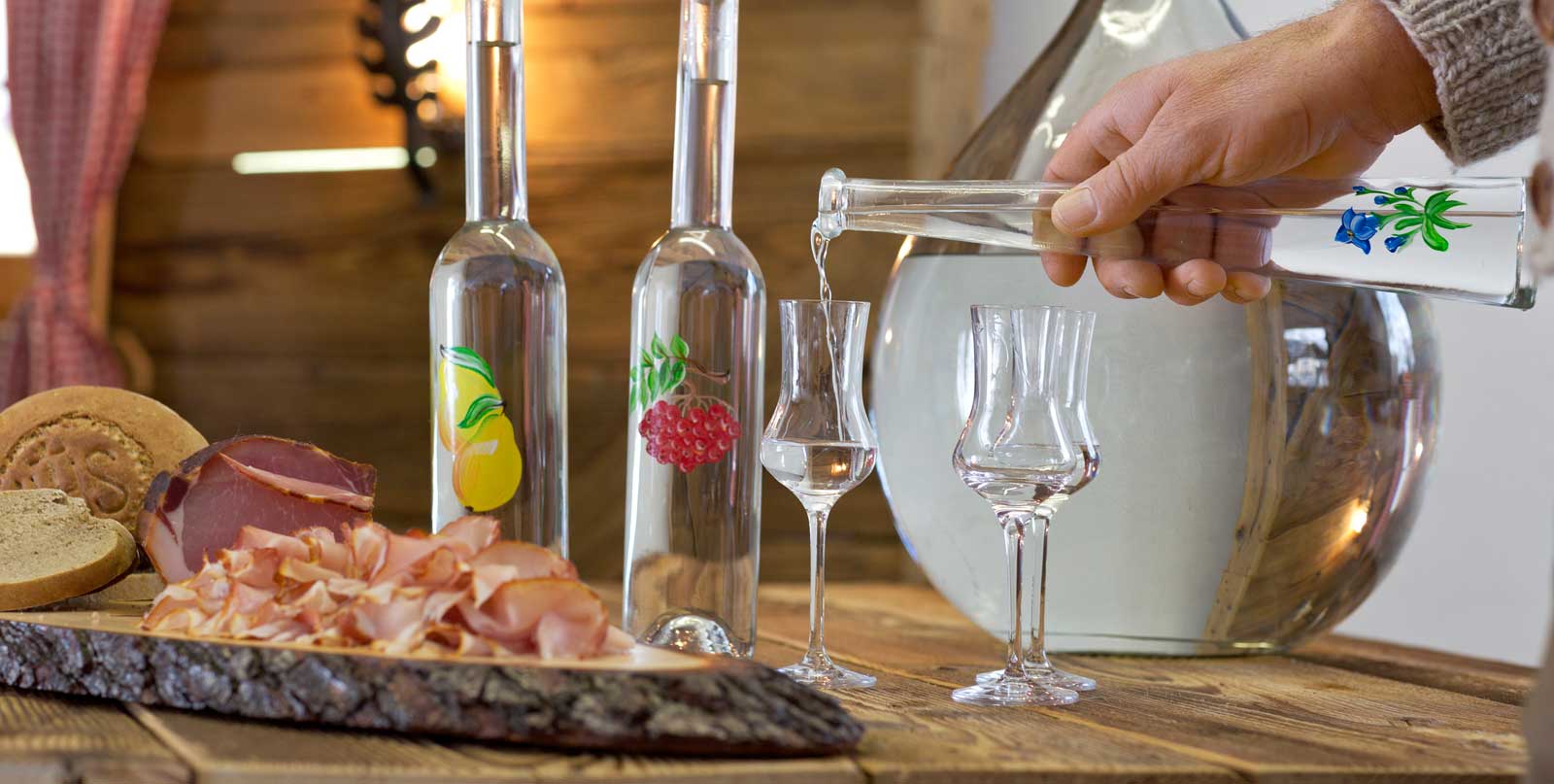 Hausgemachter Schnaps und Speck