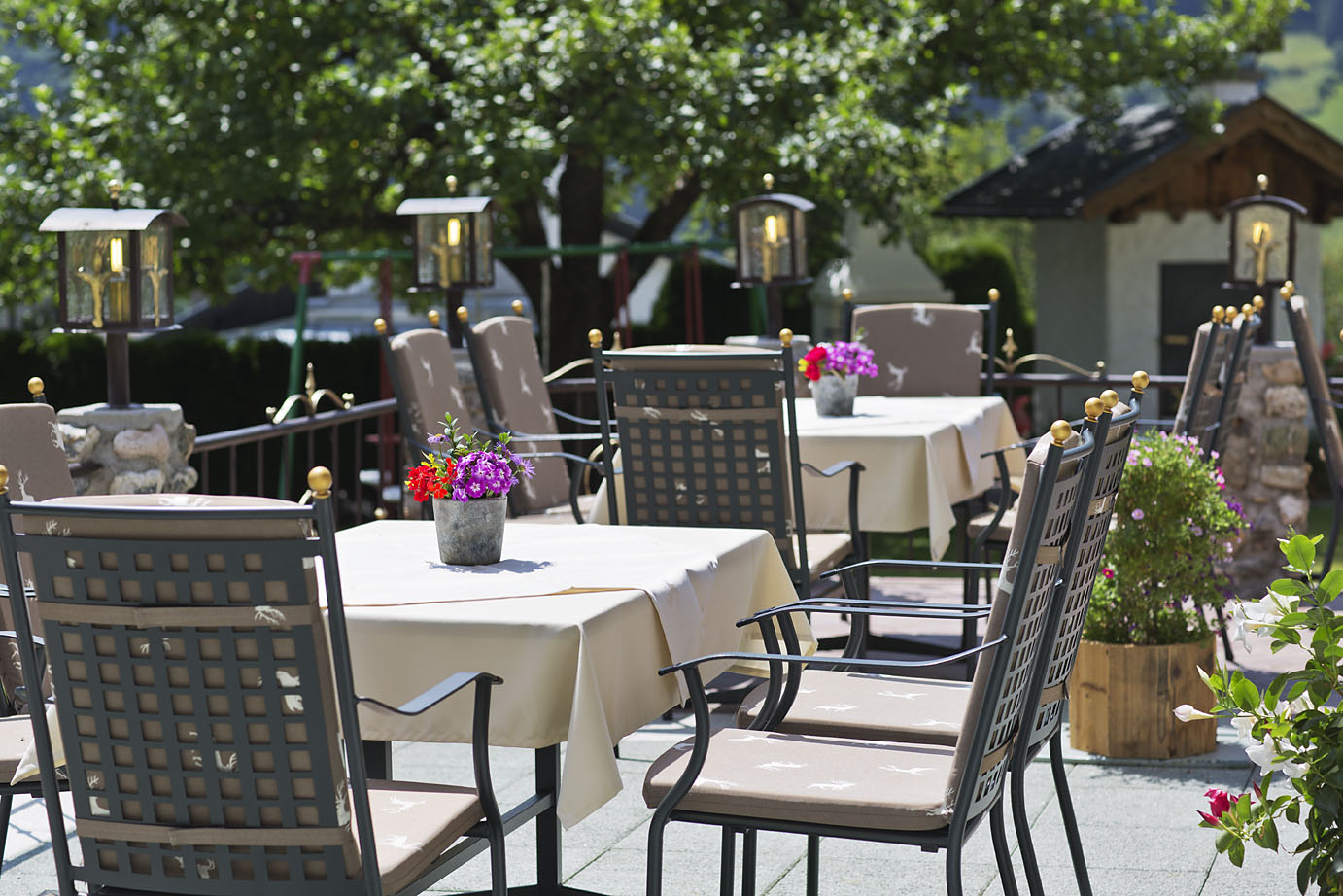 Gemütlicher Gastgarten vor dem Hotel
