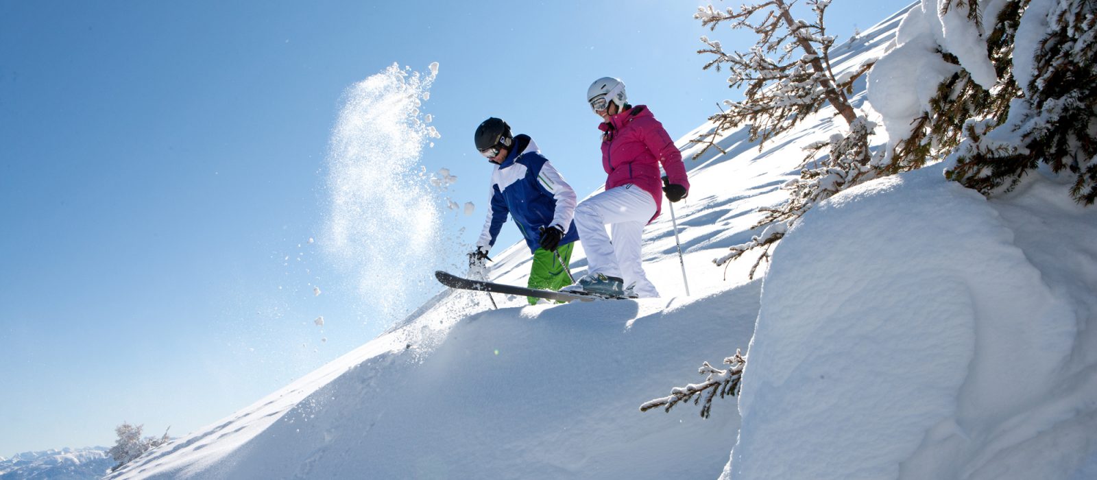 Skifahrer im Tiefschnee